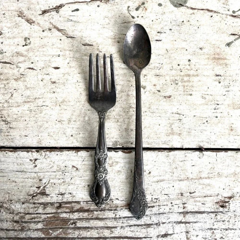 1847 Rogers Bros International Silver Tudor Plate Oneida Fork &‎ Spoon Set